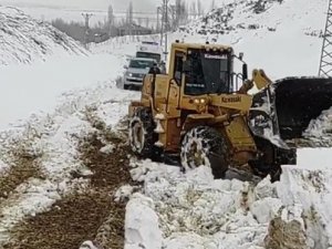 Çığ düştü, 3 kişi son anda kurtarıldı