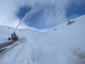 Kayak merkezi yolunda 15 kişi mahsur kaldı