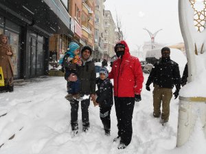 Vali Akbıyık, kar yağışı altında esnafı ziyaret etti