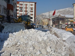 Hakkari’de buz ve karla mücadele sürüyor