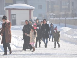 Soğuk havalara rağmen karnelerini aldılar