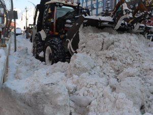 Hakkari'de 52 yerleşim yeri yolu kapandı