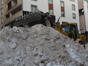Hakkari'de 16 iş makinesiyle kar taşınıyor