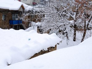 Hakkari'de 97 yerleşim yeri ulaşıma kapandı