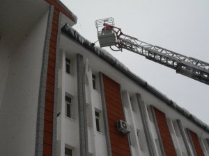 Hakkari itfaiyesinde buz sarkıntıları ile mücadele