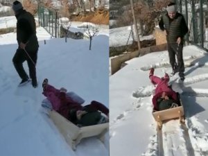 Muhtarın yaptığı kızakla hayatında ilk defa kaydı