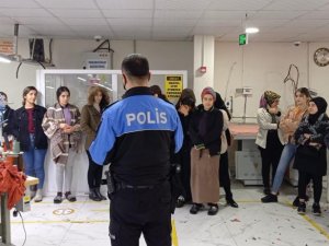 Cizre polisi kadınları bilgilendirip KADES’i tanıttı