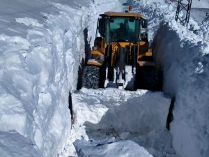 6 metrelik kar tünellerinde zorlu çalışma