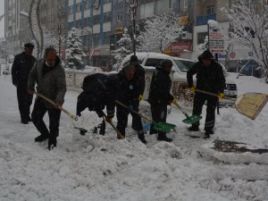 Hakkari'de karla mücadele sürüyor