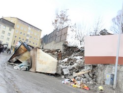 Askeriye ye ait istinat duvarı çöktü