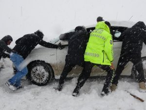 Yüksekova’da kar hayatı felç etti