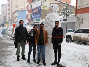 Hakkarili esnaflar 2 metrelik kardan adam yaptı
