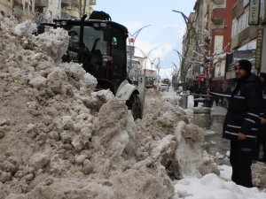 Hakkari’deki kar kamyonlarla taşınıyor