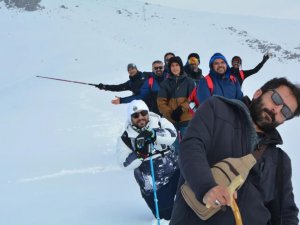 Karlı dağlarında yürüyüş gerçekleştirdiler