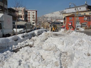 Hakkari belediyesi 11 noktada kar taşıyor