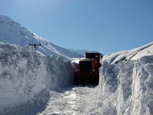 İnsan boyunu aşan karda yol açma çalışması