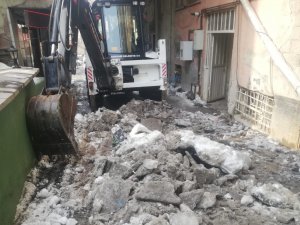 Hakkari belediyesi ekipleri buzla mücadele etti