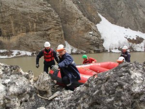 Vedaş ekipleri Zap Suyu’nu rafting botuyla aşıtı