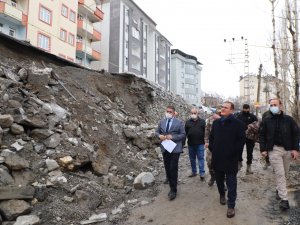 Valisi Akbıyık, yıkılan istinat duvarını inceledi