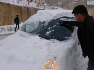 Yüksekova’da araçlar buz tuttu