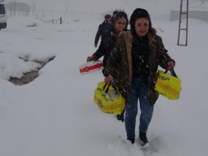 köy köy gezerek yaptığı 100 pastayı dağıttı