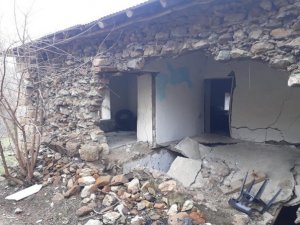 Şiddetli fırtına yıktı geçti