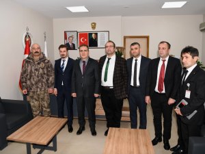 Vali Akbıyık sağlık çalışanlarının bayramını kutladı