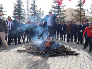 Vali Akbıyık, Nevruz ateşi üstünden atladı