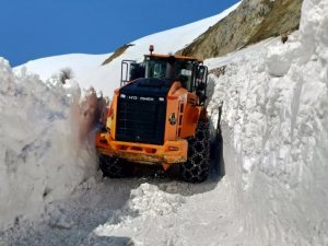 Üs bölgelerde karla mücadele sürüyor