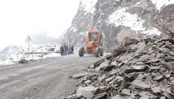 HAKKARİ-VAN KARAYOLUNDA HEYELAN