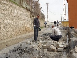 Şemdinli'de bozuk yollar onarılıyor