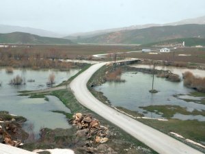 Yüksekova ovası sular altında kaldı