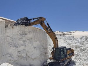Nisan ayı ortasında kar kütlesi 8 metreyi aştı