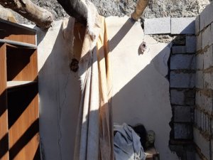 Harabe haline gelen evde canlarını zor kurtardılar