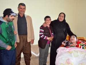 37 senedir engelli 4 çocuğuna gözü bakıyor
