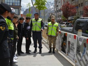 Hakkari jandarma ve Emniyet stant kurdu