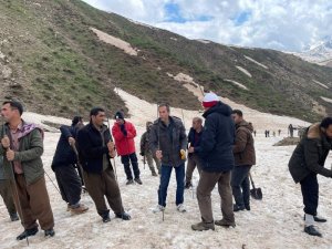 Çığ altında kalan 2 iranlı bulunamıyor