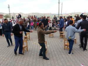 Veliler oynadı çocuklar izledi