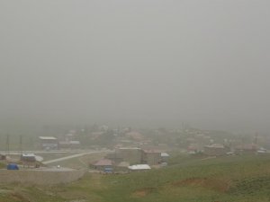 Yüksekova toz bulutu altında