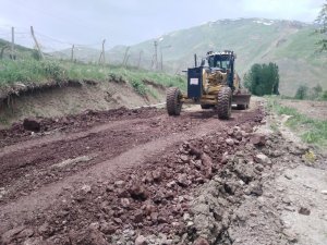 Hakkari Uyanık Mezrası yoluna stabilize yapıldı