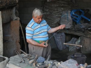 60 yıldır demir döverek geçimini sağlıyor