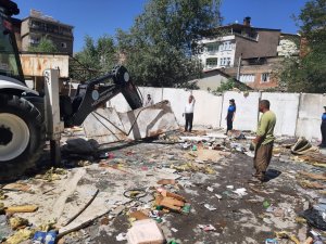 Belediye halk pazarı yıkımına başlandı