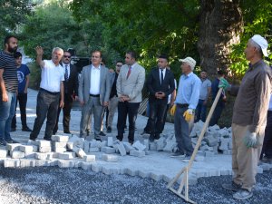Hakkari'de bir semt toprak yoldan kurtarıldı