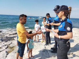 Polis boğulma tehlikesine karşı broşür dağıttı