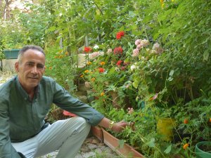 Sesiyle gönüllere, kurduğu çiçek bahçesi