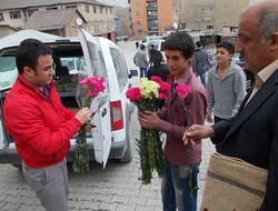 Polis vatandaşa karanfil dağıttı