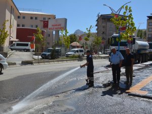 Hakkari Caddeleri tazyikli suyla yıkandı