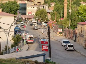 Çukurca'da sıcaklar caddeler boş kaldı