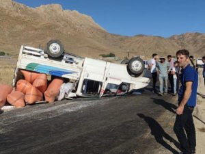 Yüksekova'da kamyonet devrildi: 5 yaralı