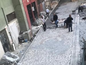 Hakkari'de begonit taşı yol yapım çalışması